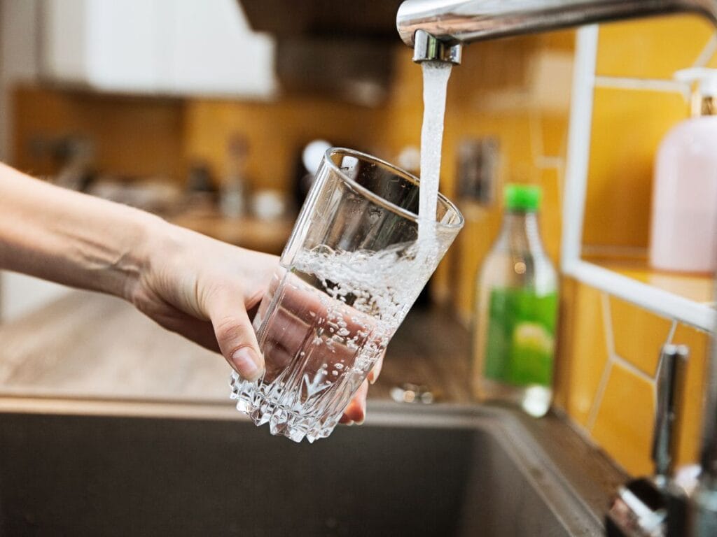 Leitungswasser Paris Glas unter Kran