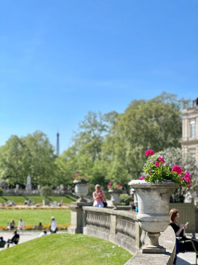 Jardin du Luxembourg mit EiffelTurm im Hintergrund