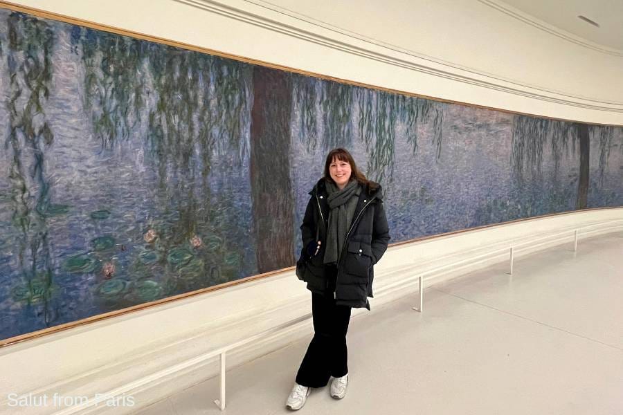 Orangerie Paris Lena mit Wasserlilien von Monet im Hintergrund