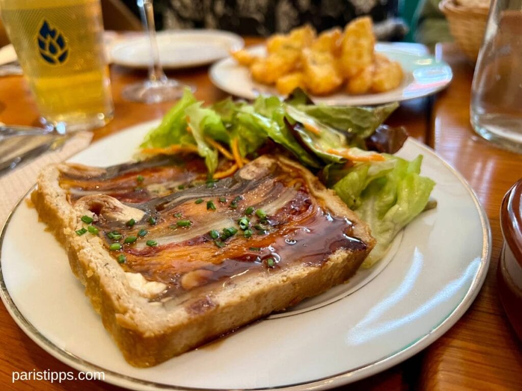 Vergane paté en Croute mit Salat und einem Bier im Hintergrund