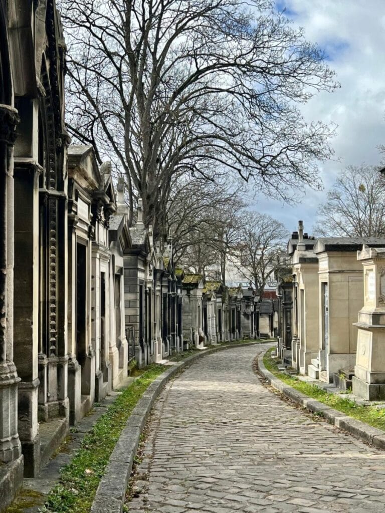 Père Lachaise Friedhof im Winter, Kopfsteinpflaster mit Mausoleen links und rechts