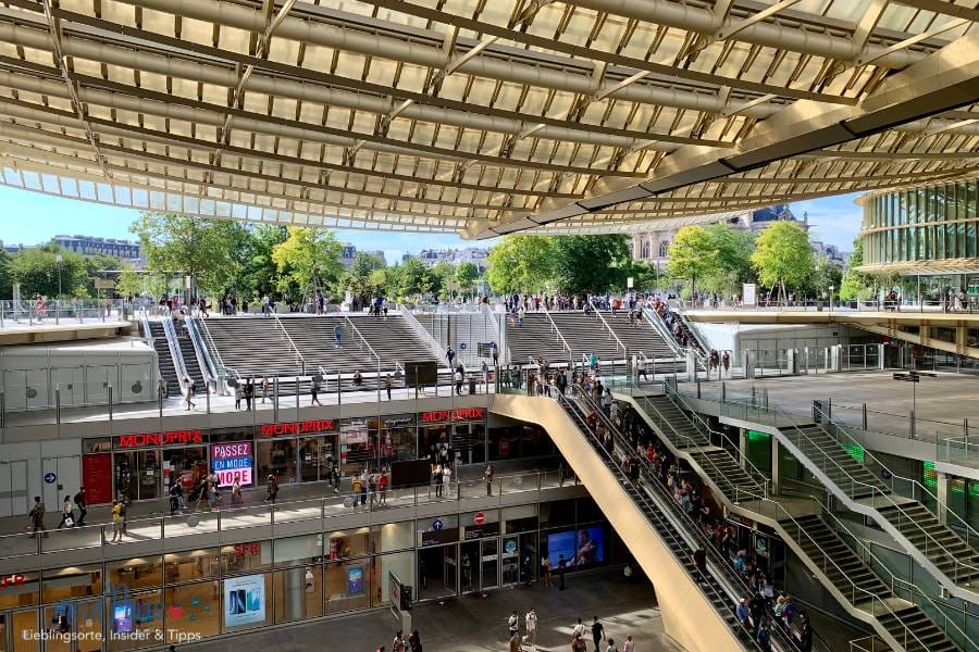 Paris Sonntag Einkaufen: Les Halles Shopping Mall mit Treppen im Vordergrund und Geschäften im Hintergrund