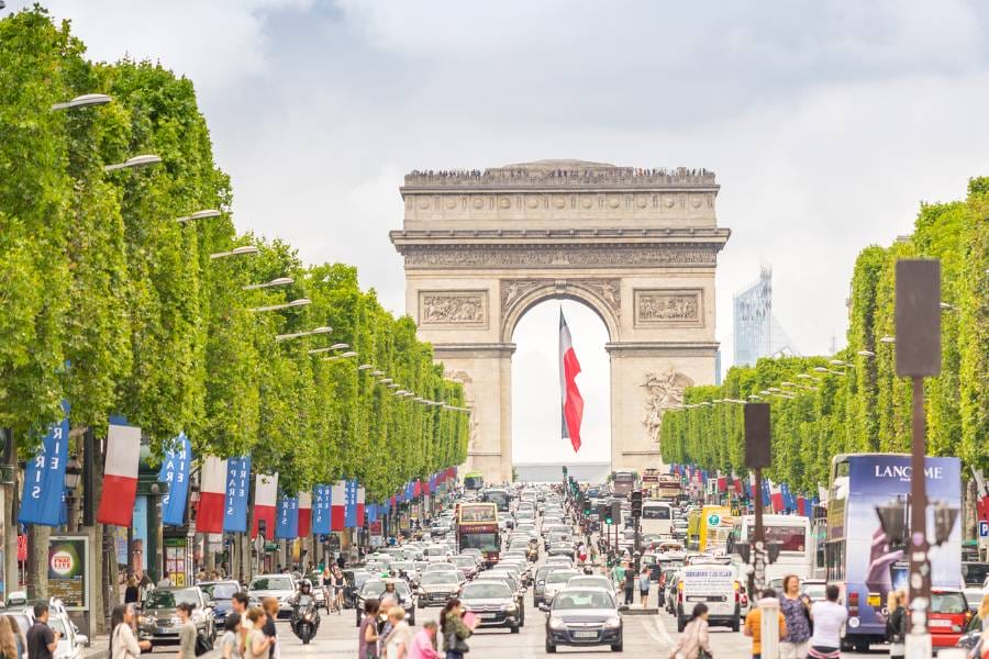 Die champs Elysee mit Arc de Triomphe im Hintergrund