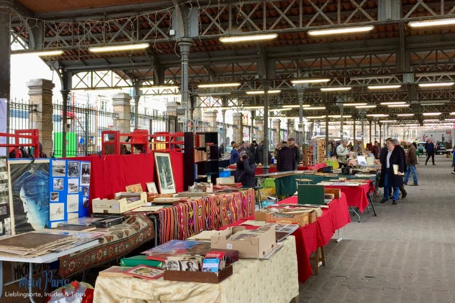 Überdachte Halle mit Büchern auf Verkaufstischen