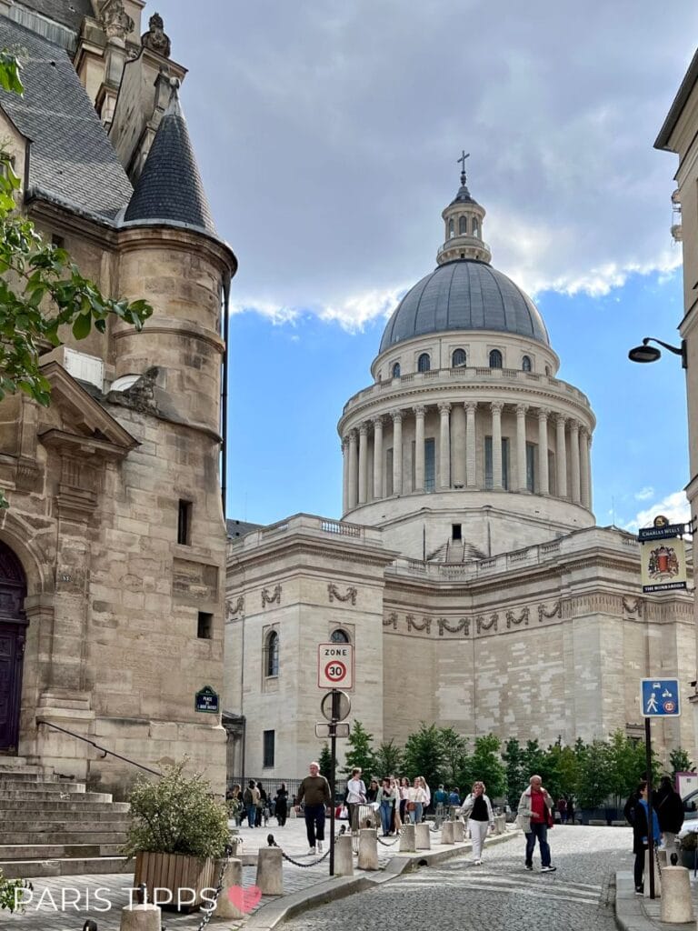 Das Panthéon in Paris beeindruckt mit seiner großen Kuppel und neoklassizistischen Architektur. Besucher bewegen sich über den Platz und genießen die historische Atmosphäre im Quartier Latin. Rund um das Gebäude befinden sich enge Straßen und gemütliche Cafés. Die zentrale Lage macht es zu einem gut erreichbaren Ziel für Familien.