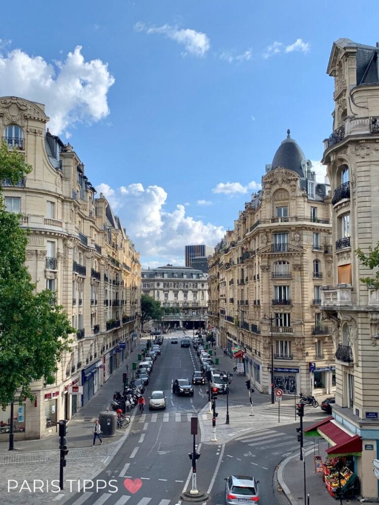 Eine typische Pariser Straße mit eleganten Haussmann-Gebäuden, kleinen Geschäften und belebtem Straßenverkehr, unter einem klaren blauen Himmel mit weißen Wolken.










Neue Version von GPT verfügbar – Chatte weiter mit der alten Version oder beginne einen neuen Chat, um die neueste Version zu erhalten.
?
ChatGPT: Eine typische Pariser Straße mit eleganten Haussmann-Gebäuden, kleinen Geschäften und belebtem Straßenverkehr, unter einem klaren blauen Himmel mit weißen Wolken.