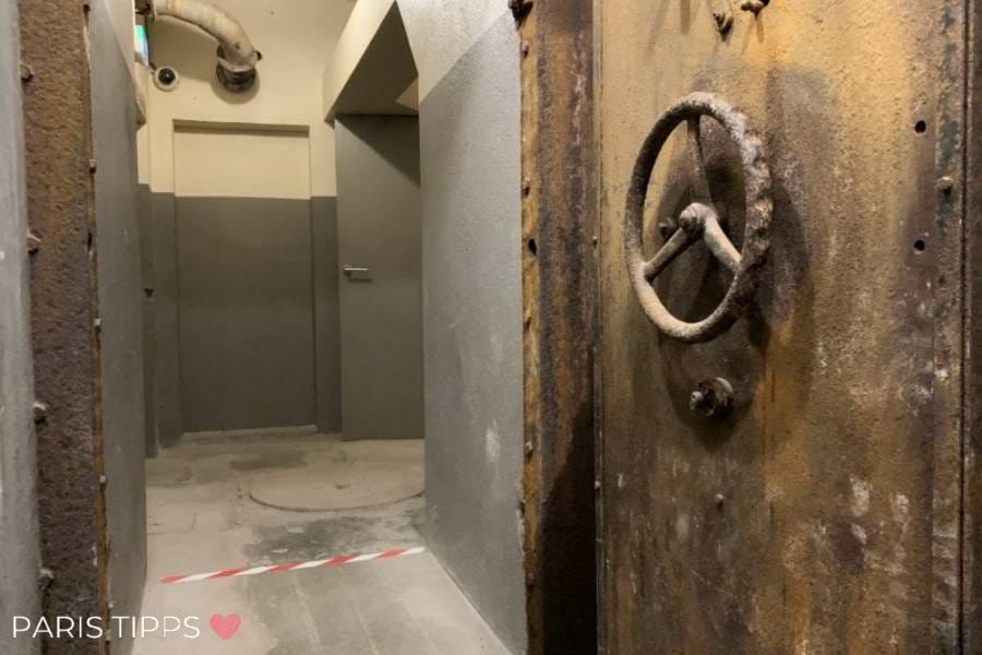 Das Foto zeigt einen Teil des geheimen Bunkers, der sich unter dem Musée de la Libération de Paris befindet. Dieser Bunker diente in den letzten Wochen vor der Befreiung von Paris als Kommandozentrale der Résistance.

Die dicken, rostigen Stahltüren und die engen Korridore geben dir einen Eindruck von der Enge und der Schutzfunktion des Verstecks. Hier wurden Pläne geschmiedet und Operationen koordiniert, die schließlich zur Befreiung der Stadt füh